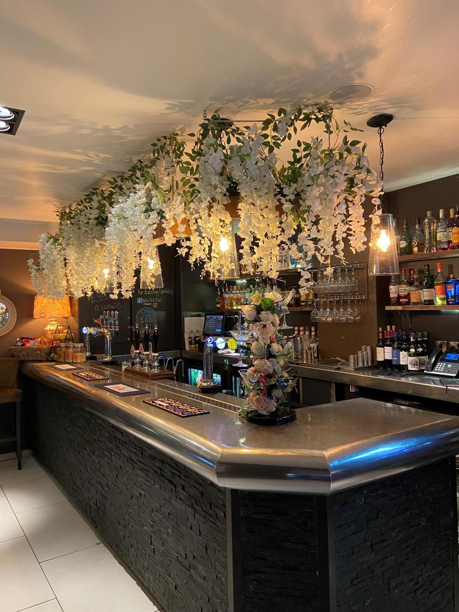 The White Hart Hotel 우토제터 외부 사진